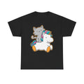 Schwarzes T-Shirt mit süßem Cartoon-Design: Eine graue Katze reitet auf einem weißen Einhorn mit bunter Mähne – verspieltes Motiv für Katzen- und Einhornfans.
