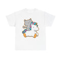 Weißes T-Shirt mit kindlichem Motiv: Eine süße graue Katze auf einem lächelnden Einhorn mit pink-blauer Mähne – ideal für fantasievolle Looks.