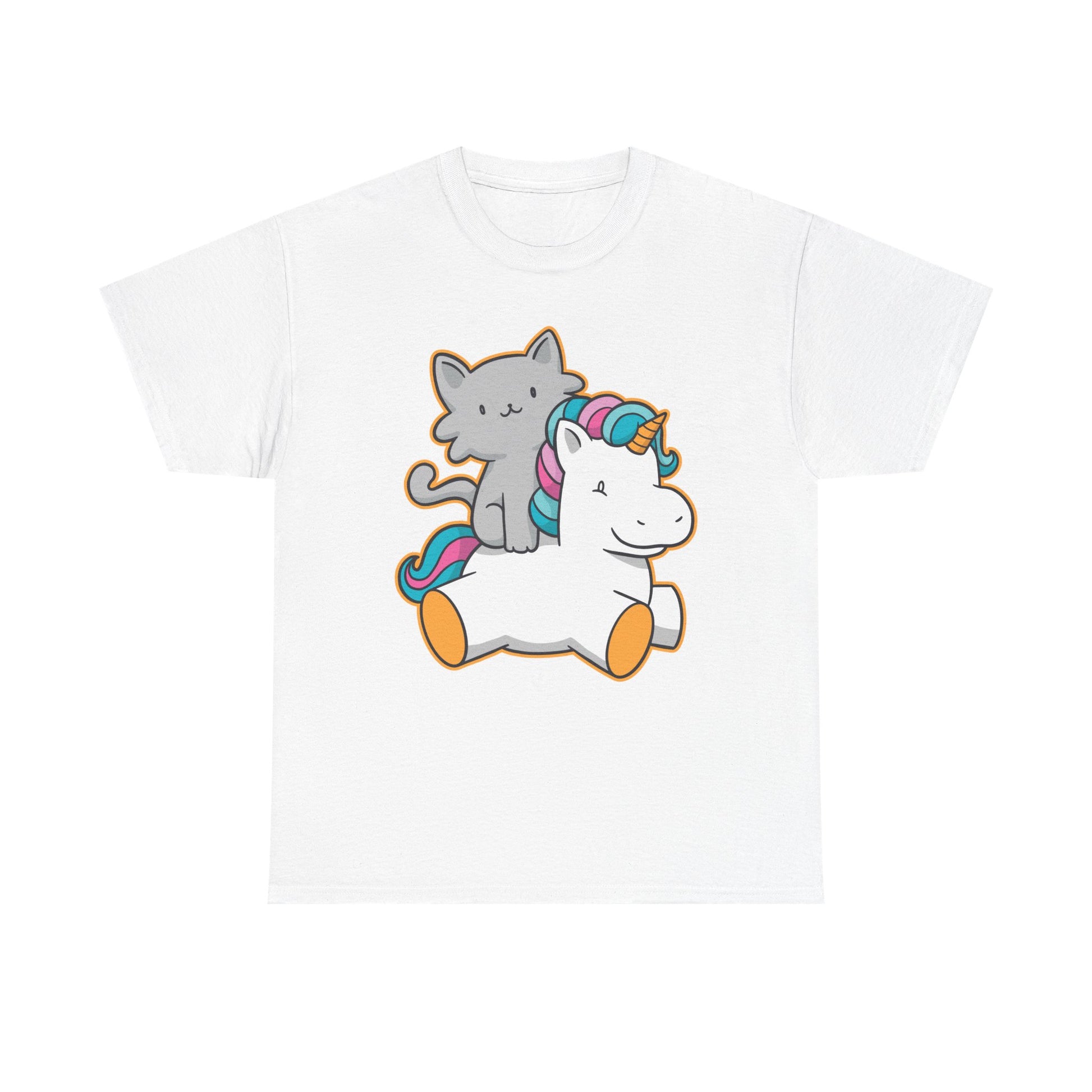 Weißes T-Shirt mit kindlichem Motiv: Eine süße graue Katze auf einem lächelnden Einhorn mit pink-blauer Mähne – ideal für fantasievolle Looks.