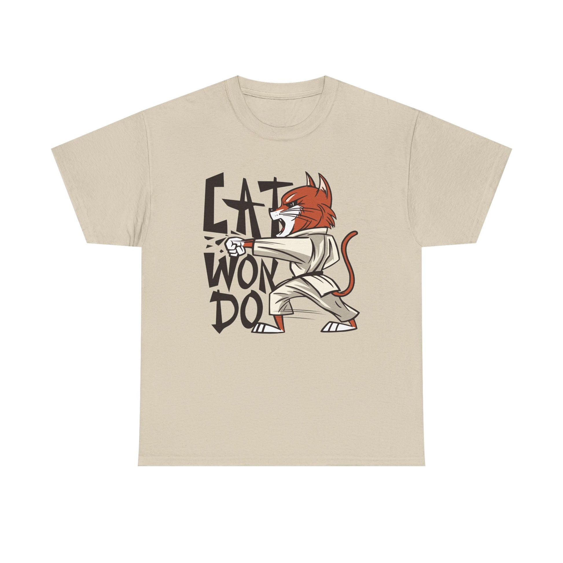 Sandfarbenes T-Shirt mit energiegeladener Cartoon-Katze im Karateanzug und dem Wortspiel „Cat Won Do“. Perfekt für humorvolle Kampfsportler, Katzenfreunde und Comic-Fans.