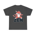 Dunkelgraues Shirt mit Zen-Cat Print: Lustige, rot-weiße Katze meditiert auf einem typografisch gestalteten „ZEN“ – originelles Motiv mit Ruhefaktor.