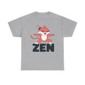 Graues Shirt mit relaxter Katze: Eine cartoonhafte Figur meditiert auf dem Wort „ZEN“ – lässiger Druck für Gelassenheit mit Stil.