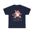 Marineblaues Shirt mit witzigem Zen-Motiv: Eine rot-weiße Katze in Meditationshaltung sitzt auf dem Wort „ZEN“ – perfekt für Yoga-Liebhaber und Katzenfreunde.