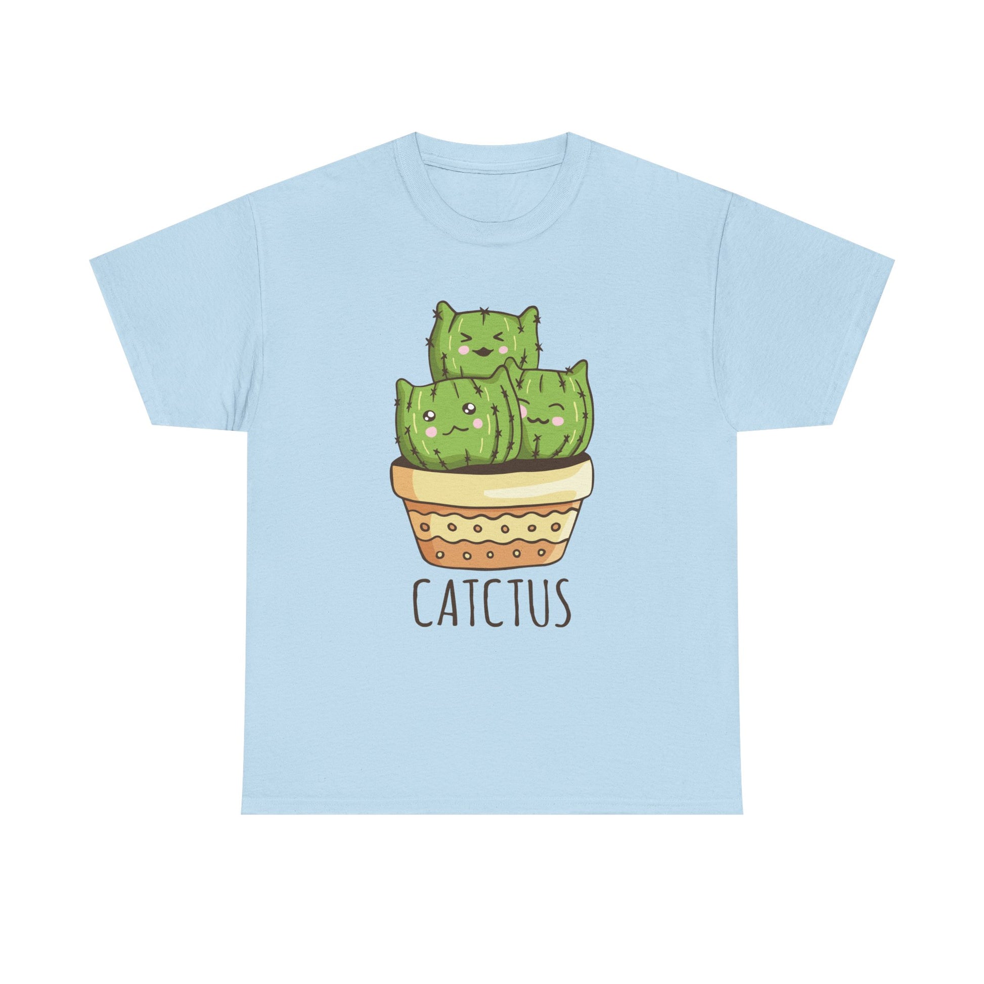 Hellblaues T-Shirt mit verspieltem Catctus-Motiv – grüne Kaktuskatzen in einem Topf, darunter der Schriftzug „Catctus“. Perfektes Shirt für alle, die Humor mit niedlichem Kawaii-Stil und Natur-Look verbinden.