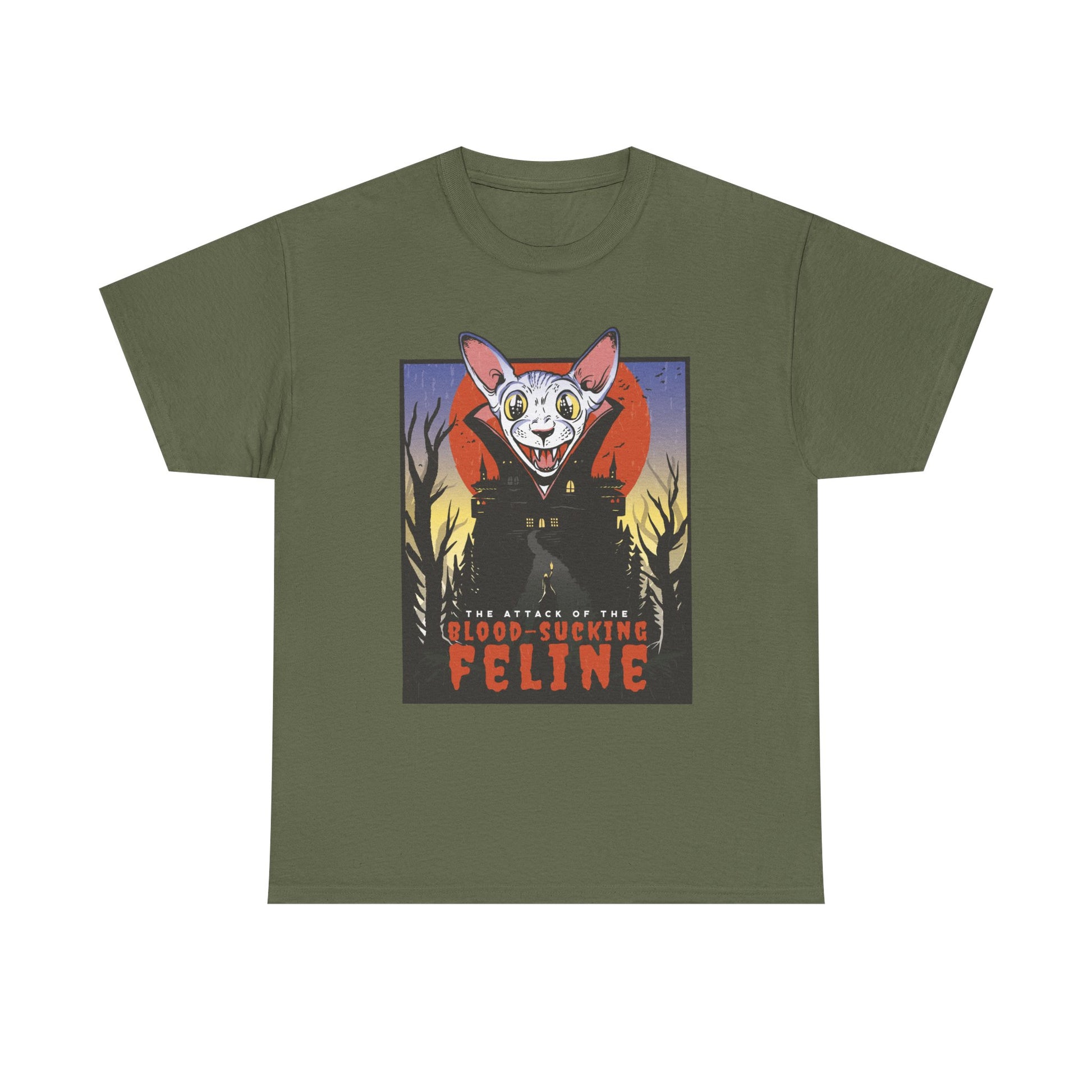 Militärgrünes T Shirt mit Katzen Vampir Comic Motiv. Eine fauchende Dracula Katze vor einem düsteren Schloss im Stil klassischer Monsterfilme.