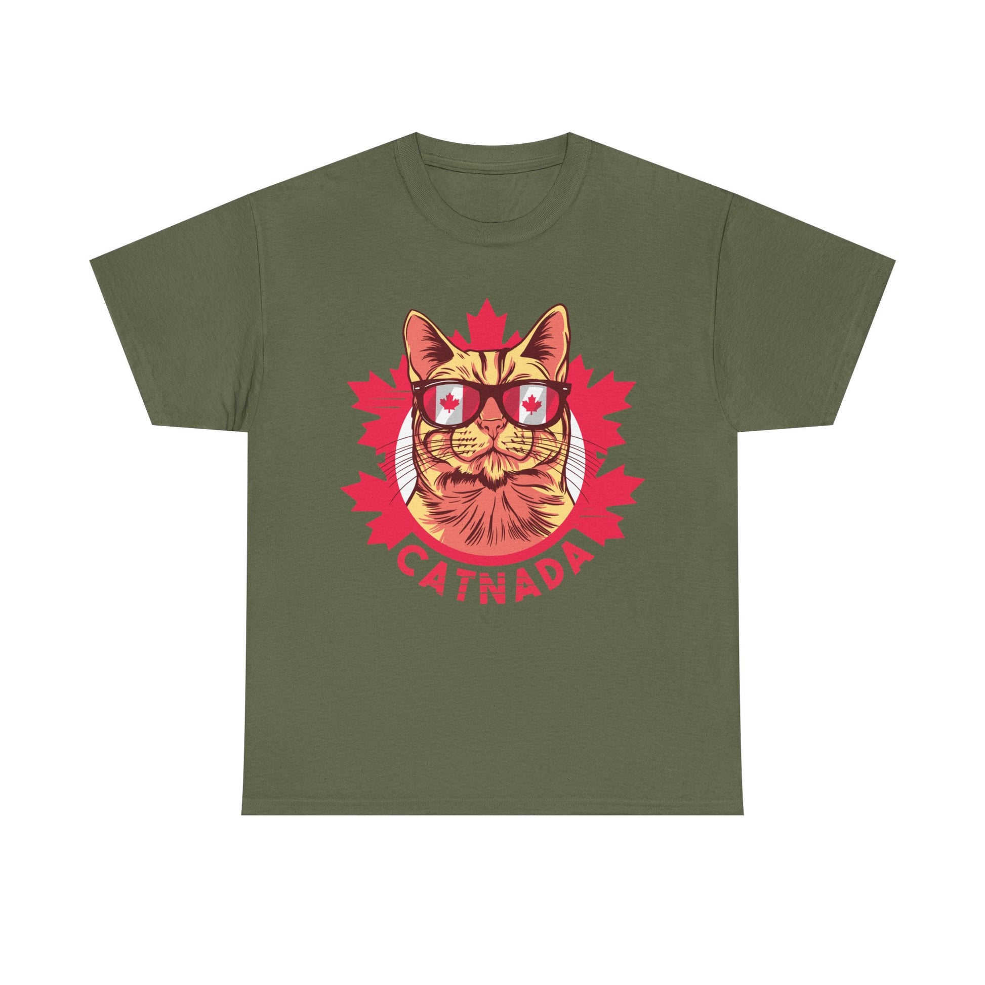 Militärgrünes Shirt mit „Catnada“-Print: Eine coole Katze mit rot-weißer Brille sitzt im Ahornblatt – verspielter patriotischer Look mit Humor.