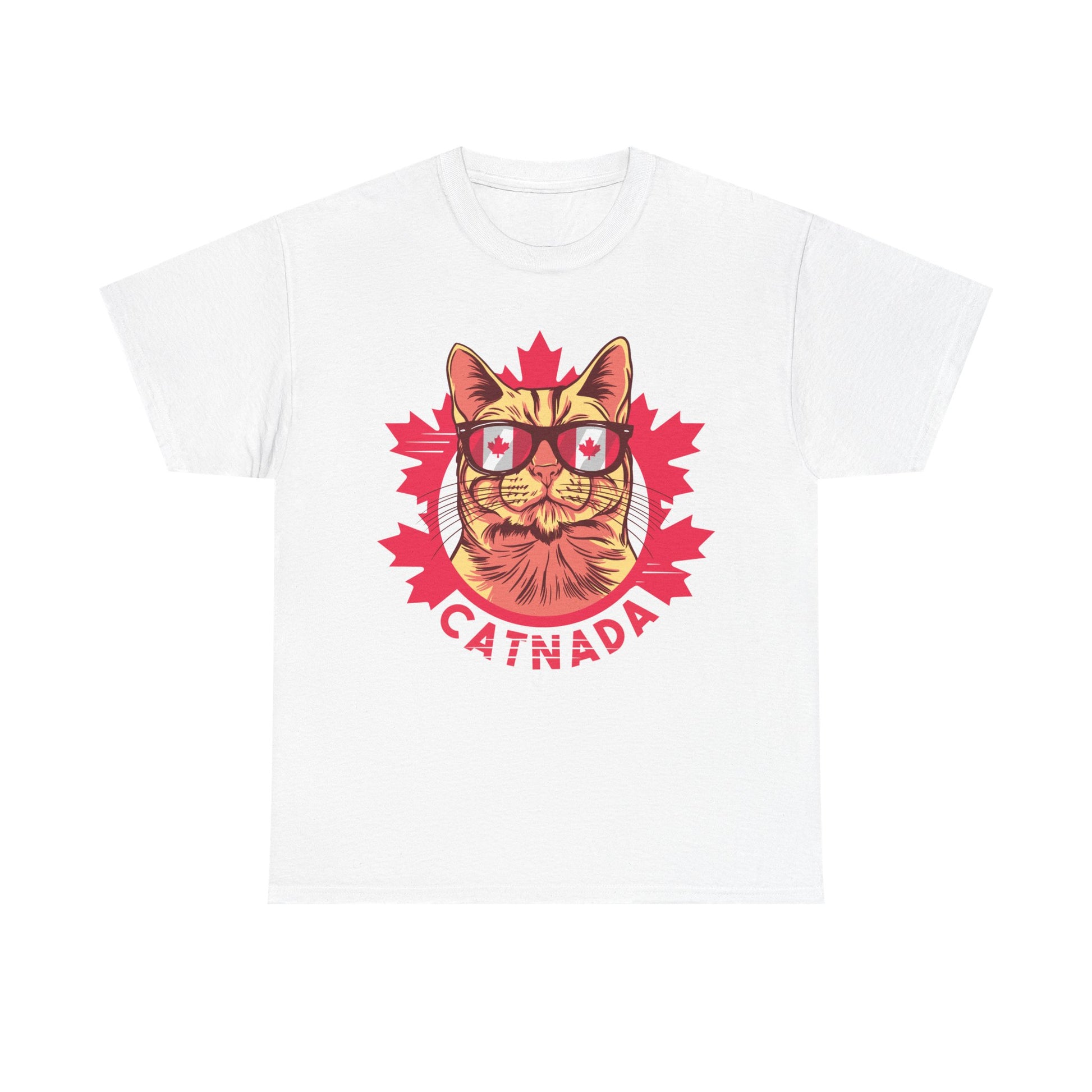 Weißes T-Shirt mit farbenfrohem Katzenprint: Ein Kater mit Brille, umrahmt von einem roten Ahornblatt – „Catnada“ als charmantes Statement.