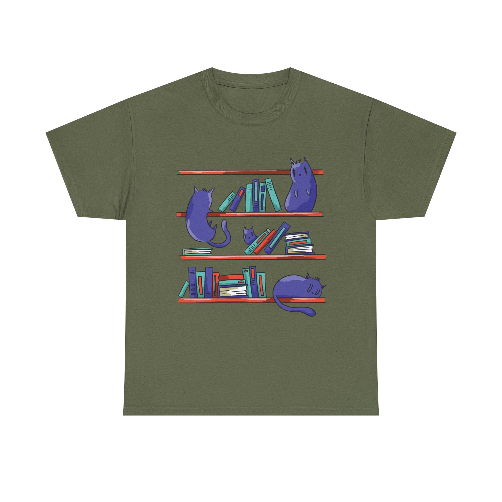 Militärgrünes T-Shirt mit humorvollem Regal-Motiv: Violette Katzen chillen zwischen Büchern – lustiger und zugleich stilvoller Comic-Print für Buch- und Katzenfreunde.