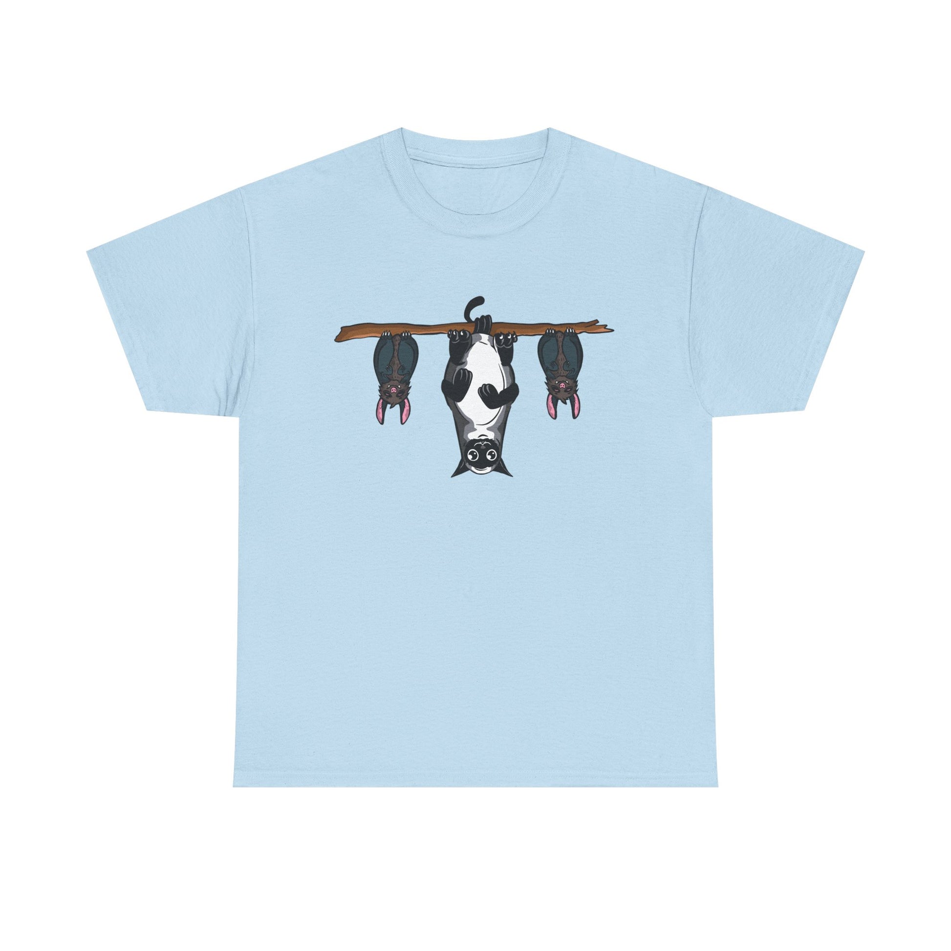 Hellblaues T-Shirt mit „Catula“-Print: eine Katze, die kopfüber zwischen zwei Fledermäusen hängt. Niedliches Tiermotiv mit Gruselcharme – ideal für Fans von schwarzen Katzen, Batcats und tierischem Humor.