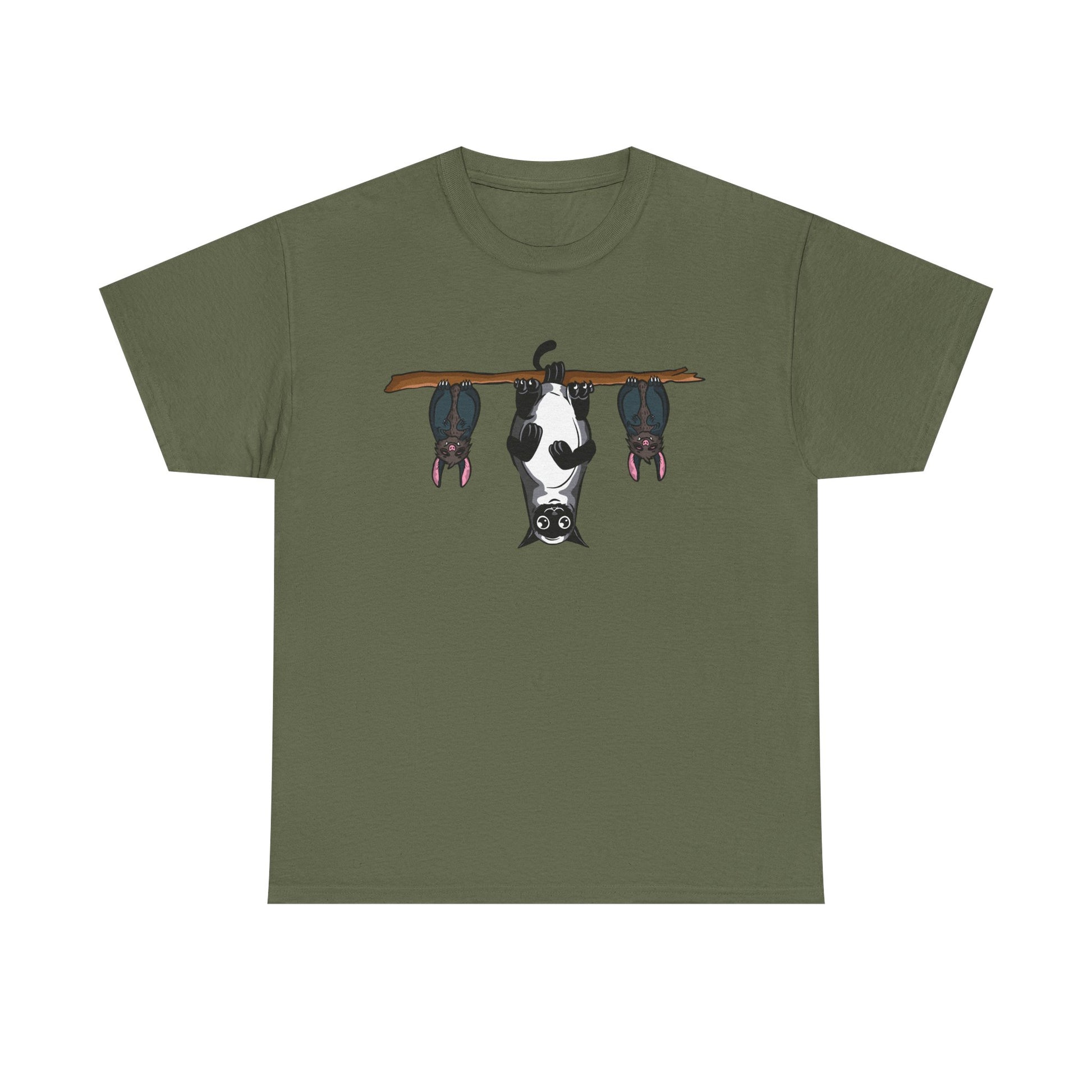 Militärgrünes Shirt mit Catula-Druck – eine Katze hängt kopfüber wie eine Fledermaus neben zwei kleinen Vampir-Fledermäusen. Originelles Halloween-Tiermotiv, das für Lacher und Aufmerksamkeit sorgt.