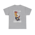 Graues T Shirt mit Comic-Hahn in Anzug und Spruch: „My name is Ken… Chick-Ken“. Humorvolle Bond-Parodie im grafischen Stil.