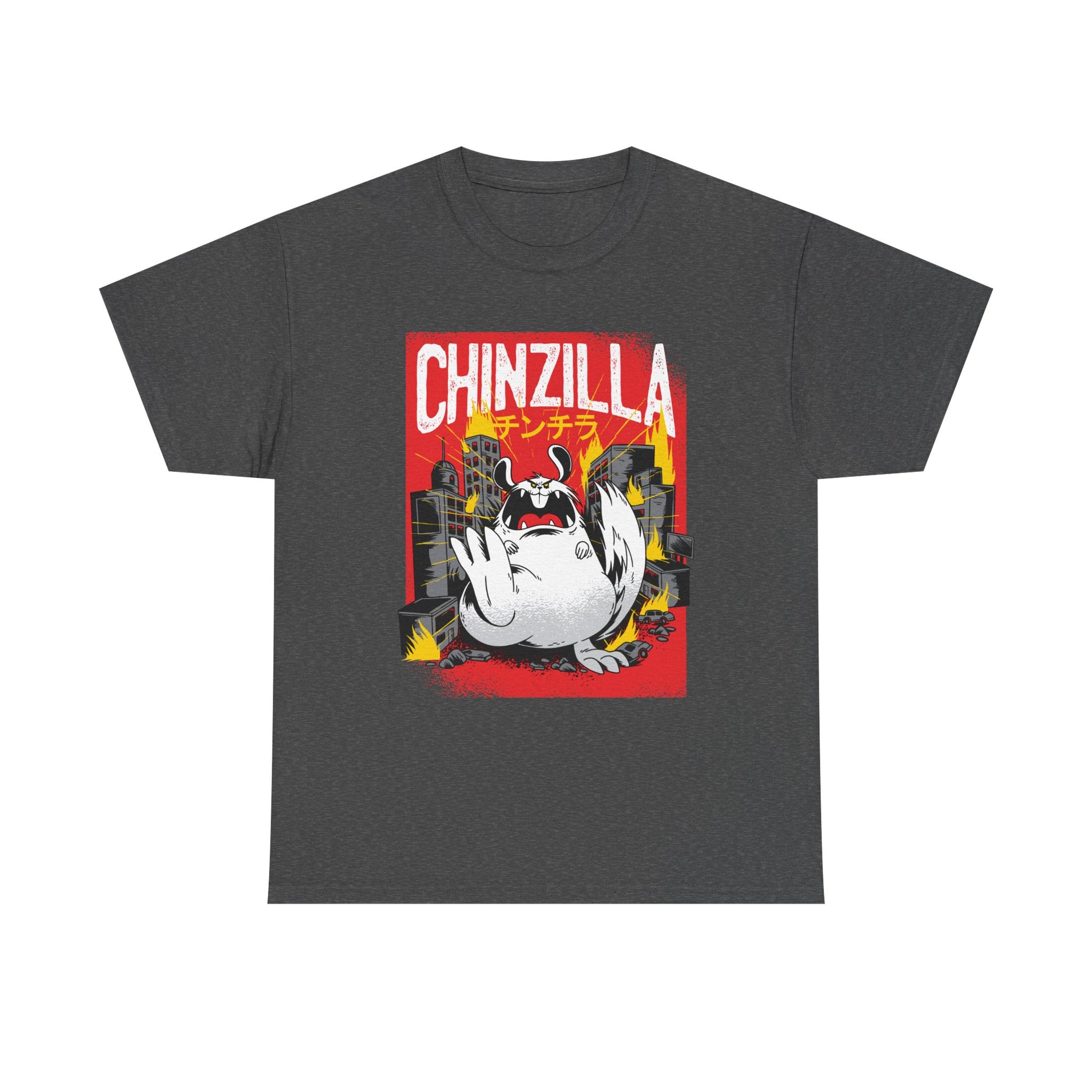 Dunkelgraues T Shirt mit humorvollem Print: Chinchilla als Godzilla-Zerstörer vor Skyline mit Flammen und explodierenden Gebäuden. Text: „CHINZILLA“ in Weiß auf Rot.