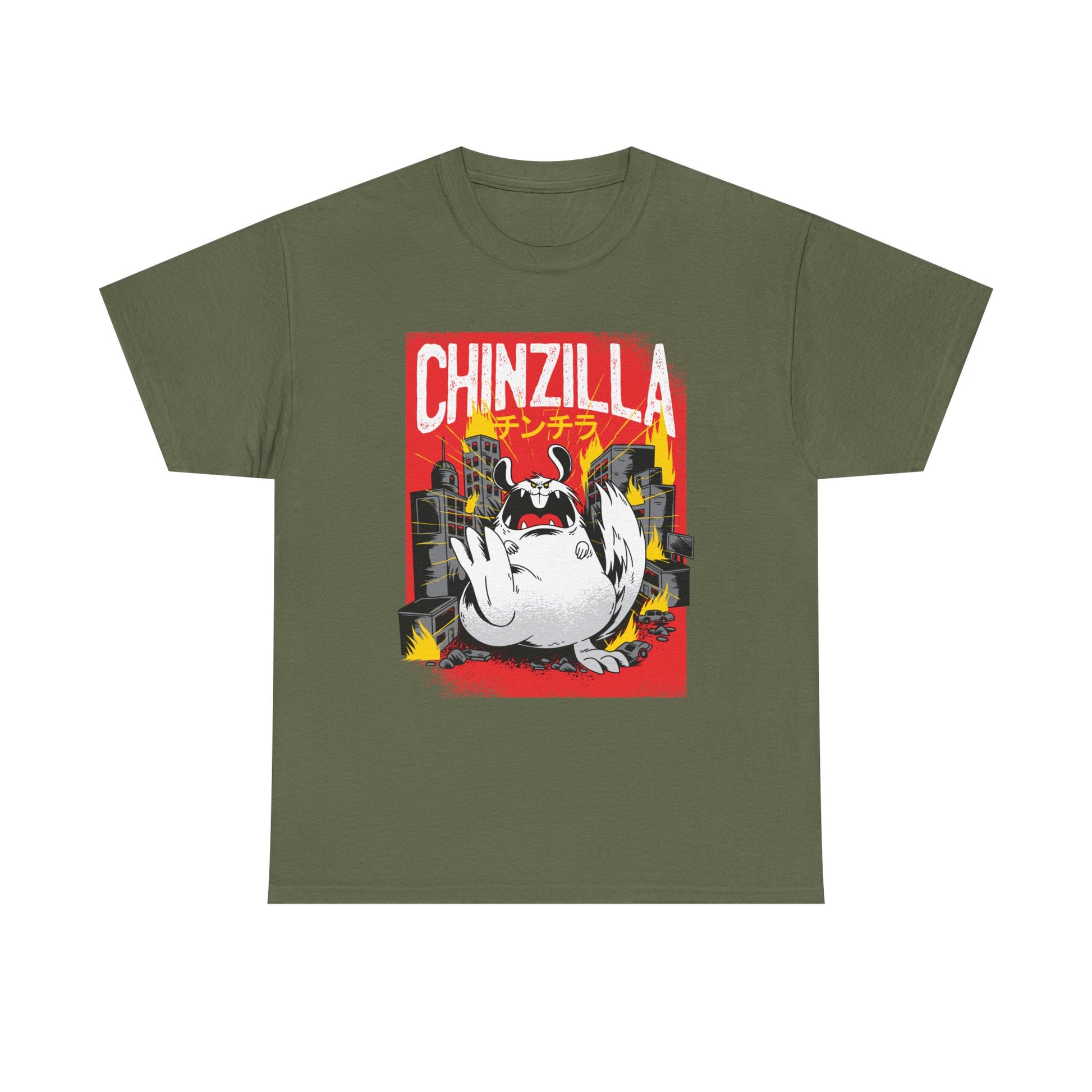Militärgrünes T Shirt mit auffälligem Print: Chinchilla-Monster in weiß mit rotem Hintergrund, zerstört eine Großstadt. Text: „CHINZILLA“ in riesigen Lettern darüber.