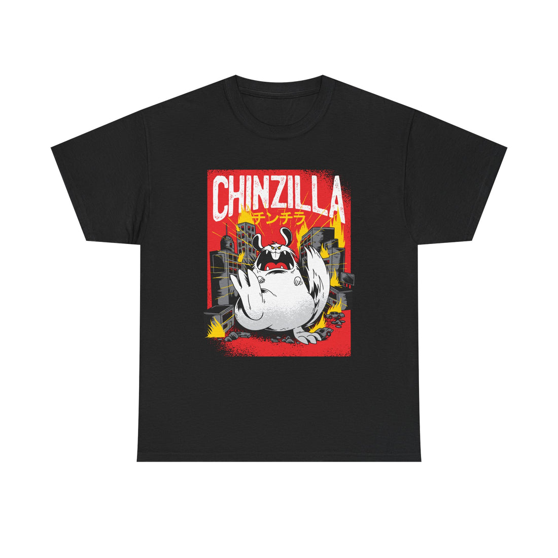 Schwarzes T Shirt mit Frontprint: Weißer Chinchilla als riesiges Monster, das eine Stadt zerstört. Roter Hintergrund, Text: „CHINZILLA“ in großen Lettern, darunter japanische Schriftzeichen.