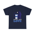 Marineblaues T-Shirt mit minimalistischer Katze und Kaffeebecher, rosa Herzchen, Text „Coffee + Cats = Love“ – lässiges Outfit für entspannte Kaffeepausen mit Katze.