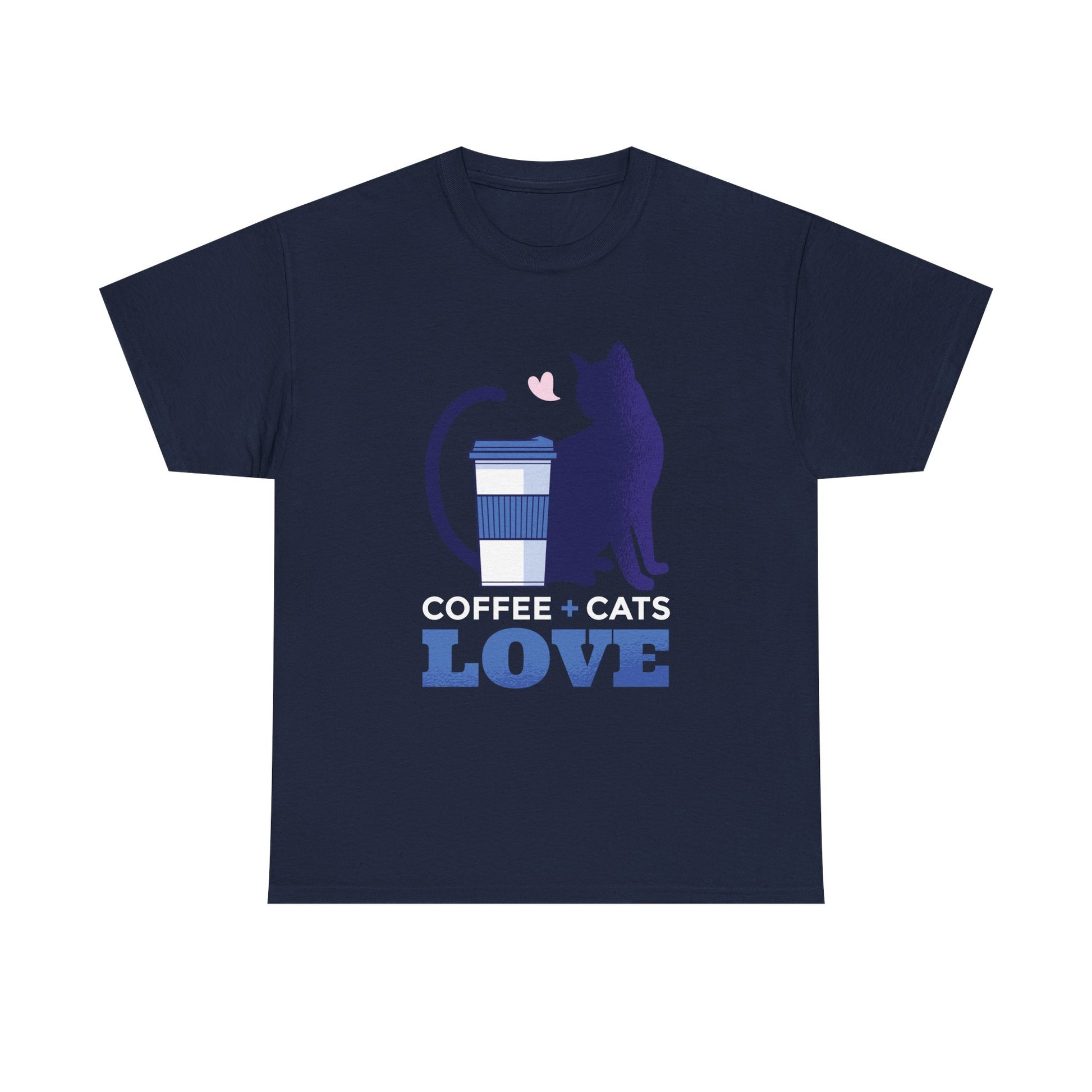 Marineblaues T-Shirt mit minimalistischer Katze und Kaffeebecher, rosa Herzchen, Text „Coffee + Cats = Love“ – lässiges Outfit für entspannte Kaffeepausen mit Katze.