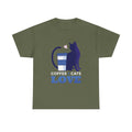 Militärgrünes T-Shirt mit schlichter Illustration: Katze mit Becher Kaffee, Herzsymbol – inspirierendes Statement-Shirt für Tierfreunde und Kaffeegenießer.