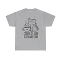 Graues T-Shirt mit süßer Katze und Kaffeetasse – kombiniert Kaffee-Zitat mit minimalistischer Illustration. Perfekt für Kaffeejunkies und Katzenfans, die stylische Shirts mit Statement suchen.