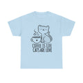 Hellblaues Shirt mit schwarzem Line-Art-Design – Kaffeebecher und süße Katze mit Zitat „Coffee is Life, Cats are Love“. Beliebt bei Tierfreunden und Cappuccino-Süchtigen mit Stil.