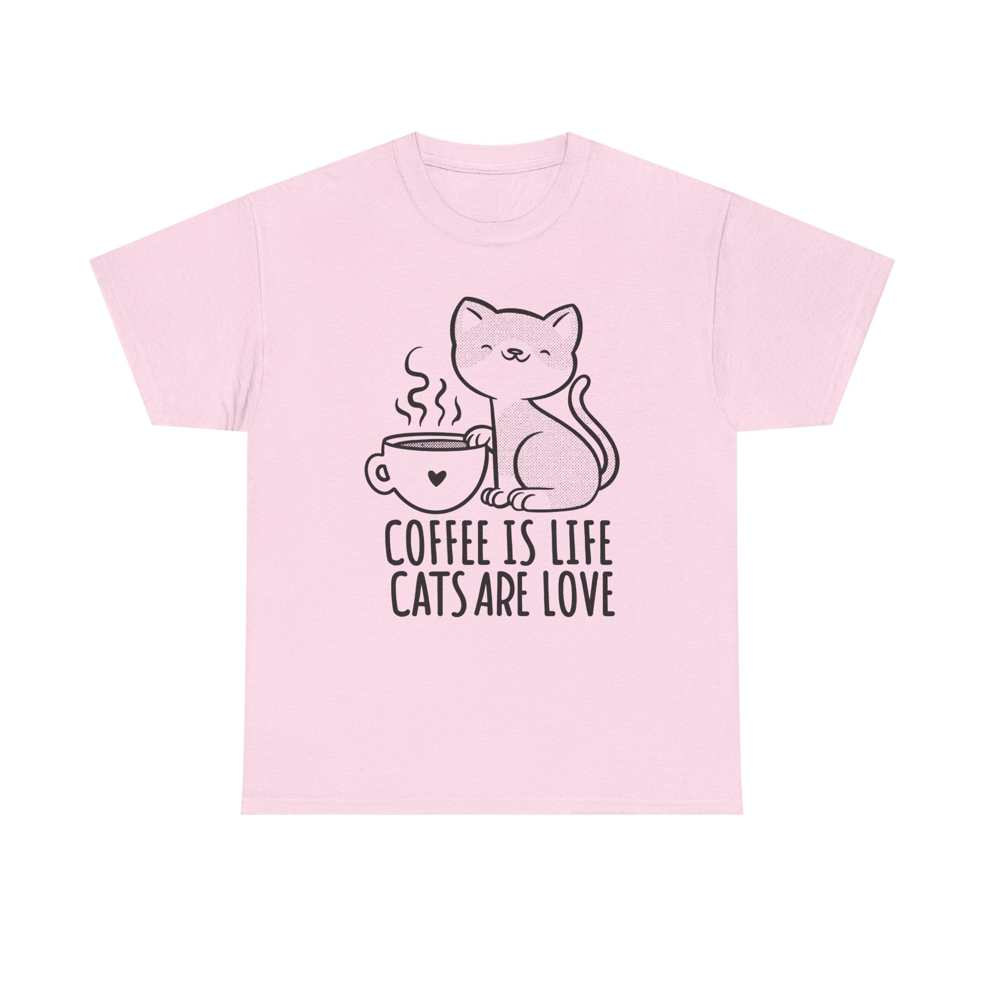 Hellrosa T-Shirt mit schnörkellosem Schwarz-Weiß-Print: Katze, Herz und Kaffee. Der süße Spruch „Coffee is Life, Cats are Love“ trifft den Nerv aller pinkliebenden Cat Ladies & Latte-Art-Lovers.