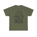 T-Shirt in Militärgrün mit coolem Katzen-Zitat und Kaffeetasse – ein minimalistisches Statement-Shirt für Tierfreunde mit Koffein-Faible. Funktioniert als Geschenkidee oder chilliges Alltags-Outfit.