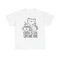 Weißes T-Shirt mit minimalistischem Katzen-Design und Aufdruck „Coffee is Life, Cats are Love“. Ideal für Katzenfreunde, Kaffee-Liebhaber und gemütliche Momente – das perfekte Geschenk für Cat Moms & Barista-Fans.