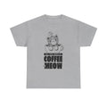 Graues Shirt mit kontrastreichem schwarz-weißem Aufdruck: Eine niedliche Katze ragt aus einer Kaffeetasse, darunter steht „All You Need is Coffee & Meow“. Eine witzige Geschenkidee für Kaffeejunkies mit Katzenfimmel.
