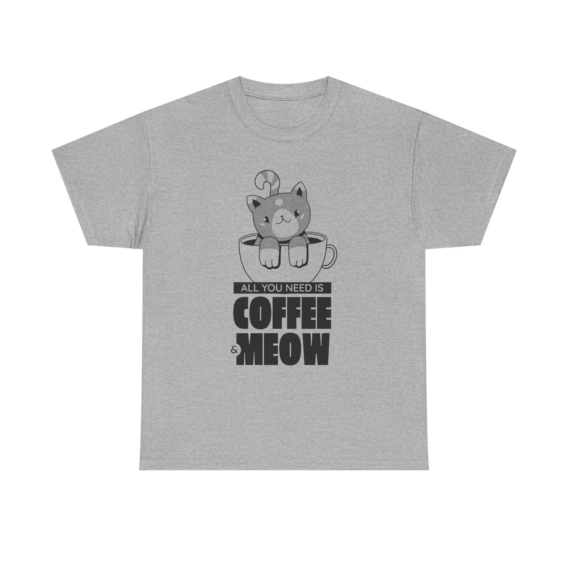 Graues Shirt mit kontrastreichem schwarz-weißem Aufdruck: Eine niedliche Katze ragt aus einer Kaffeetasse, darunter steht „All You Need is Coffee & Meow“. Eine witzige Geschenkidee für Kaffeejunkies mit Katzenfimmel.