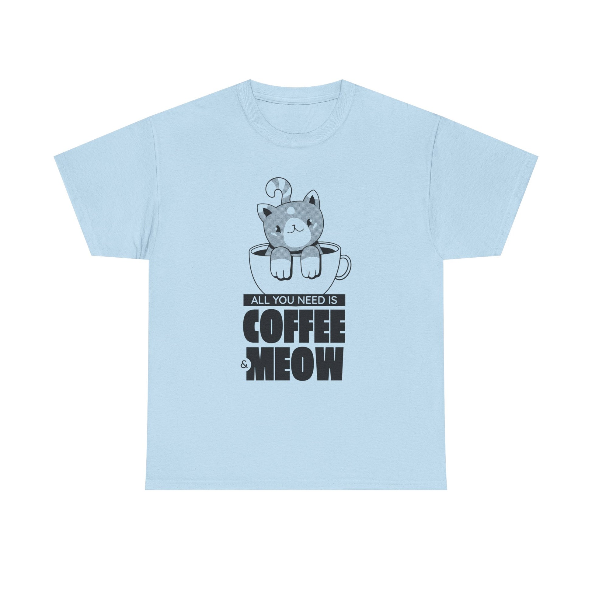 Hellblaues T-Shirt mit fröhlicher Katze in Kaffeetasse – „All You Need is Coffee & Meow“ steht in markanter Schrift darunter. Das Design verbindet Kaffeehumor mit Cat Lover Vibes – charmant, verspielt und modern.