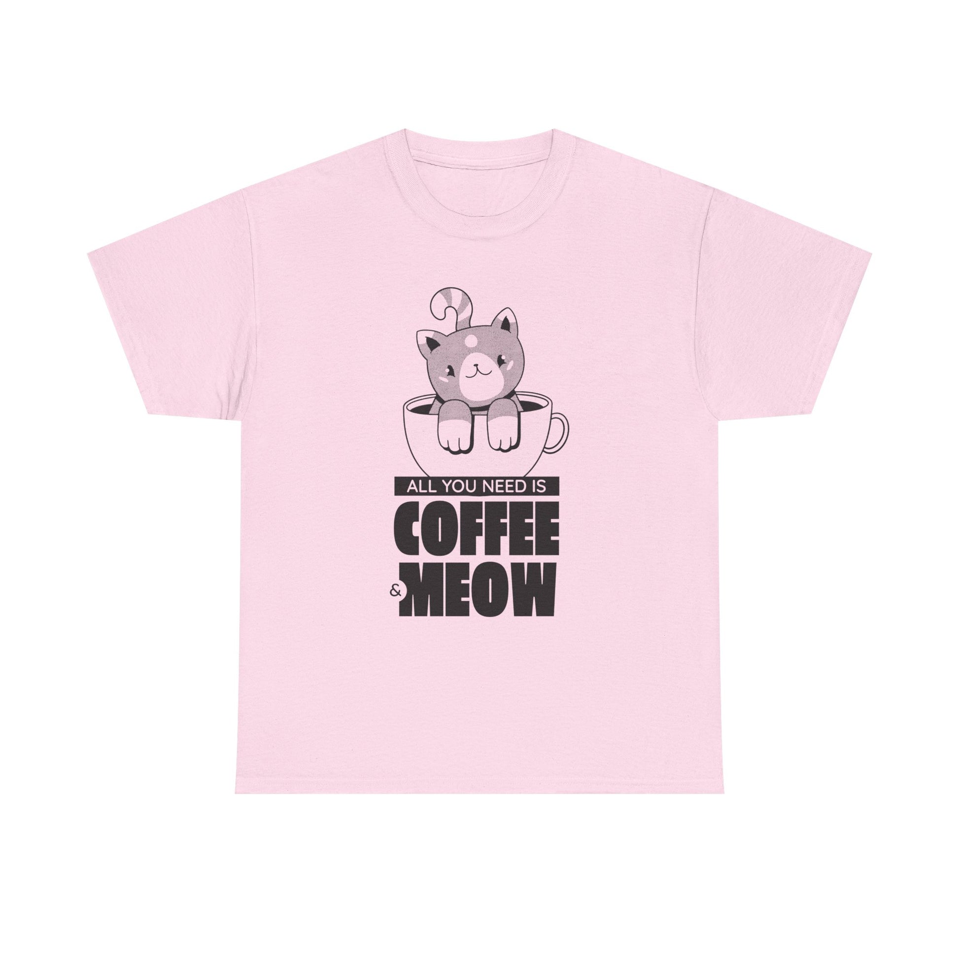 Hellrosa T-Shirt mit süßem Kaffeekatzen-Motiv und frechem Schriftzug „All You Need is Coffee & Meow“. Perfekt für alle Cat Moms, die Koffein lieben und gute Laune tragen möchten.