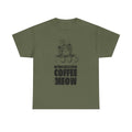 Militärgrünes T-Shirt mit coolem Frontprint: Katze in Kaffeetasse plus Spruch „Coffee & Meow“. Urbanes Design mit Katzenhumor – für alle, die morgens ohne Kaffee (und Katze) nicht funktionieren.