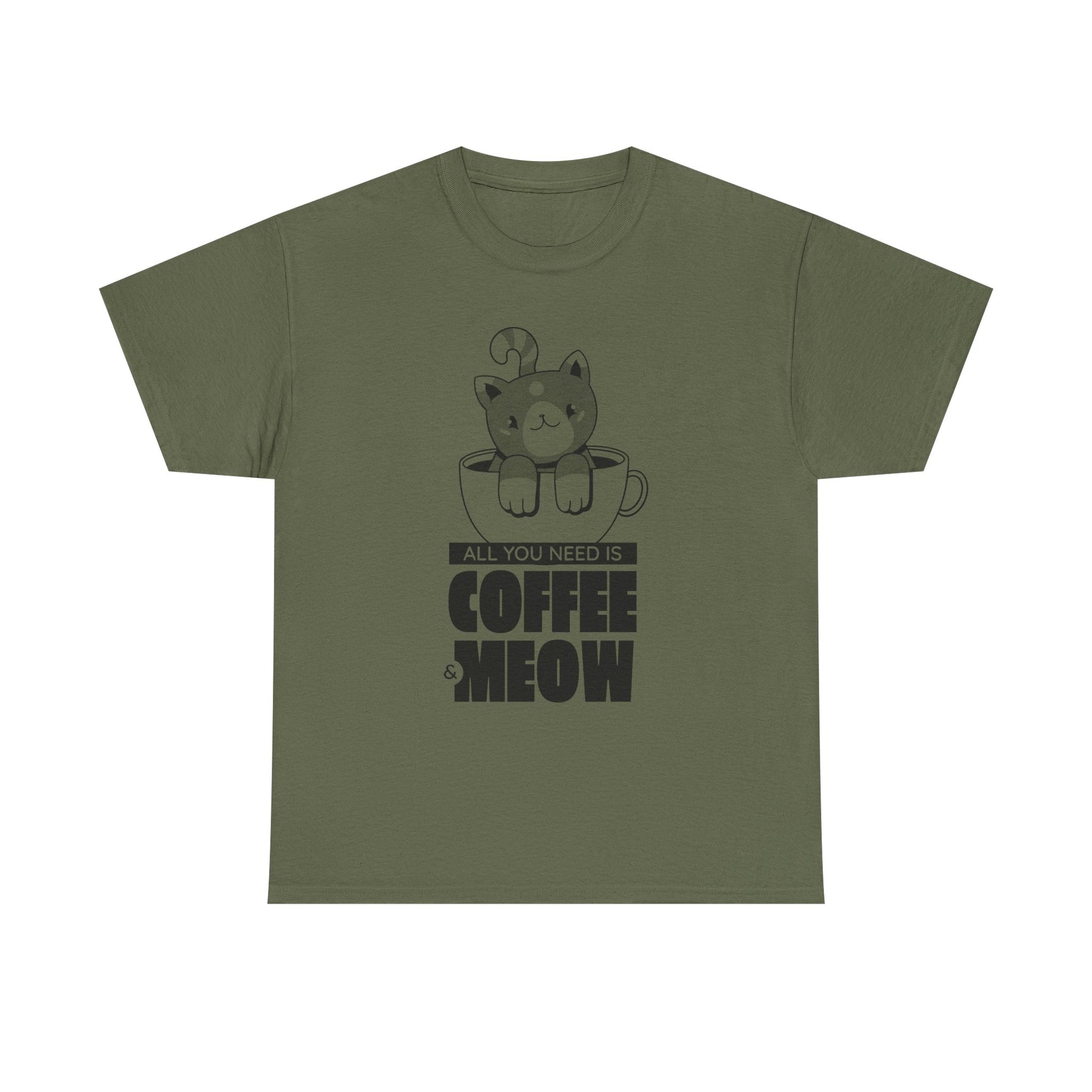 Militärgrünes T-Shirt mit coolem Frontprint: Katze in Kaffeetasse plus Spruch „Coffee & Meow“. Urbanes Design mit Katzenhumor – für alle, die morgens ohne Kaffee (und Katze) nicht funktionieren.