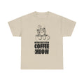 Beiges T-Shirt mit liebevollem Design: Eine verspielte Katze lehnt sich über eine Tasse Kaffee, darunter steht „All You Need is Coffee & Meow“. Ideal für Menschen, die Katzen und Kaffee zum Lebenselixier erklärt haben.
