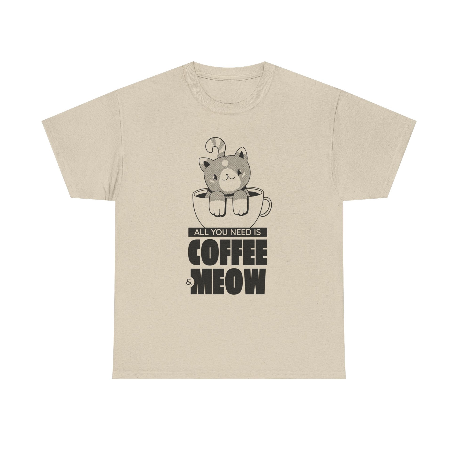 Beiges T-Shirt mit liebevollem Design: Eine verspielte Katze lehnt sich über eine Tasse Kaffee, darunter steht „All You Need is Coffee & Meow“. Ideal für Menschen, die Katzen und Kaffee zum Lebenselixier erklärt haben.