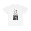 Weißes T-Shirt mit süßem Design: Eine graue Katze sitzt gemütlich in einer Kaffeetasse über dem Slogan „All You Need is Coffee & Meow“. Perfekt für Katzenfreunde, Kaffeeliebhaber und Fans von niedlichen Tiermotiven mit Statement-Witz.