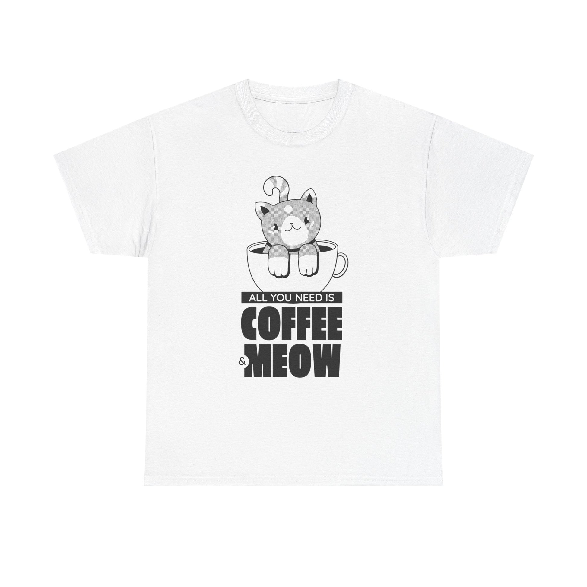 Weißes T-Shirt mit süßem Design: Eine graue Katze sitzt gemütlich in einer Kaffeetasse über dem Slogan „All You Need is Coffee & Meow“. Perfekt für Katzenfreunde, Kaffeeliebhaber und Fans von niedlichen Tiermotiven mit Statement-Witz.