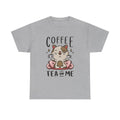 Graues T-Shirt mit Katze im Meditationssitz auf rosa Kissen – balanciert Teetassen und den Spruch „Coffee, Tea or Me“. Stylisch für Cat Lovers & Tee-Fans mit Augenzwinkern.