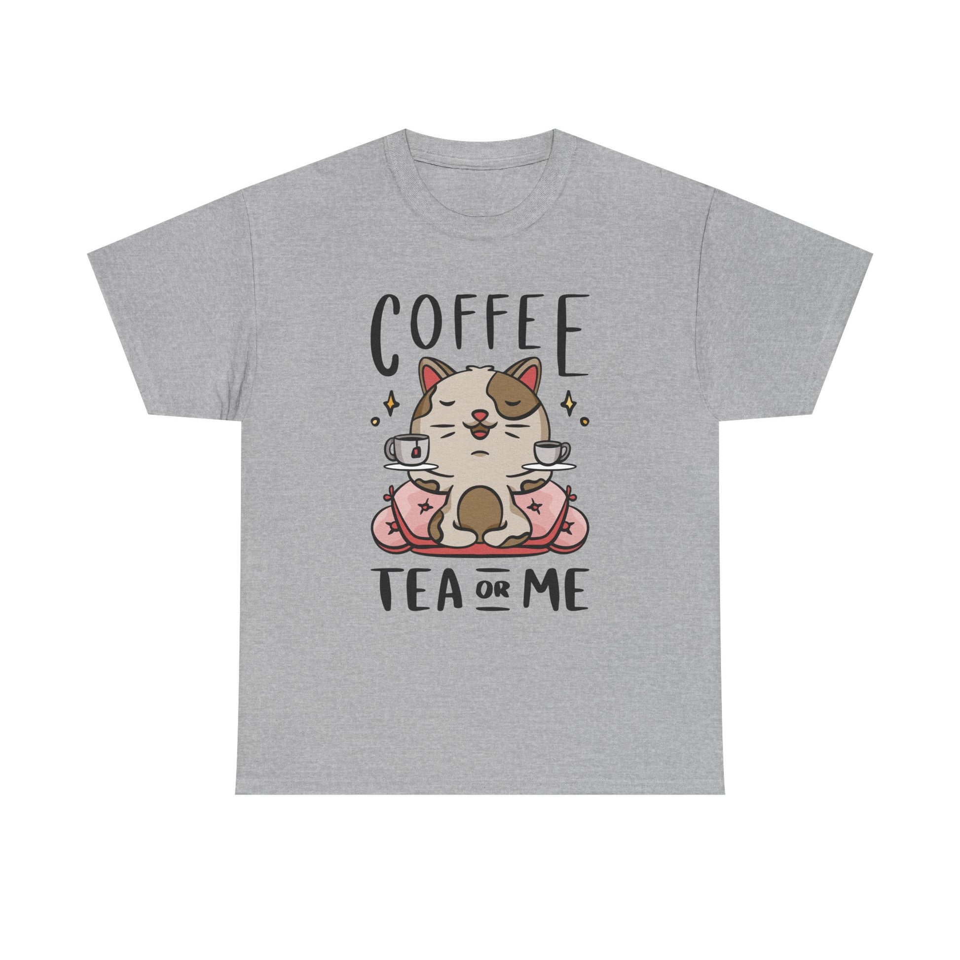 Graues T-Shirt mit Katze im Meditationssitz auf rosa Kissen – balanciert Teetassen und den Spruch „Coffee, Tea or Me“. Stylisch für Cat Lovers & Tee-Fans mit Augenzwinkern.