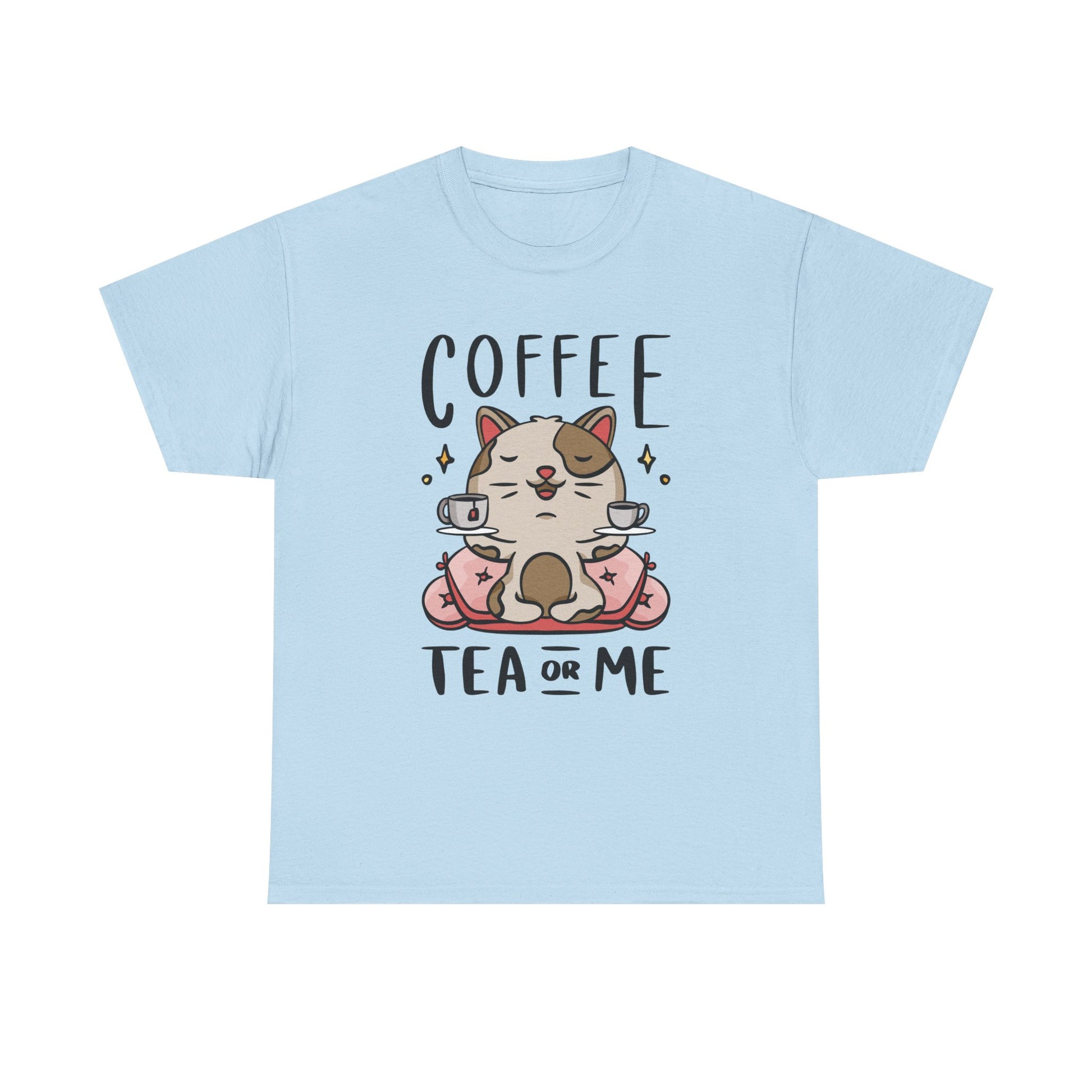 Hellblaues T-Shirt mit verspieltem Teekatzen-Print: Katze balanciert Tassen auf rosa Kissen. Der Spruch „Coffee, Tea or Me“ sorgt für gute Laune – ideal für Katzenfreunde.