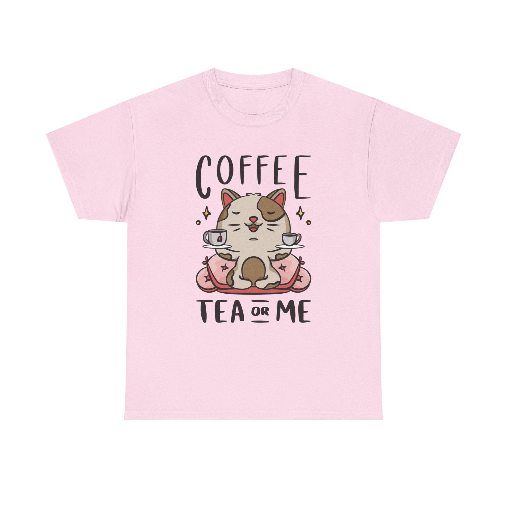 Hellrosa Shirt mit süßer Meditationskatze, rosa Kissen und zwei balancierten Tassen. Der Text „Coffee, Tea or Me“ macht es zum idealen Geschenk für Teetrinkerinnen & Cat Ladies.