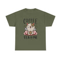 T-Shirt in Militärgrün mit Zen-Katze und Teetassen auf rosa Kissen. Der Spruch „Coffee, Tea or Me“ verleiht dem Motiv Witz – ideal für Katzenfans mit Sinn für Ironie.