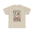 Sandfarbenes Shirt mit meditierender Katze auf Kissen und dem Spruch „Coffee, Tea or Me“. Für Cat Moms, Teetrinker und humorvolle Barista-Fans – weich, warm, witzig.