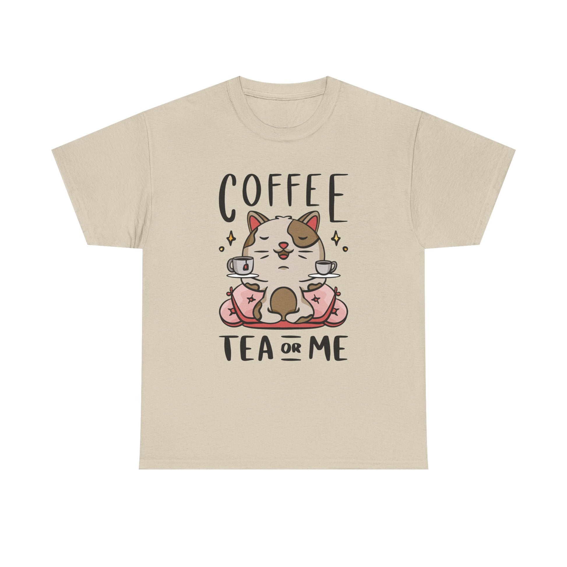 Sandfarbenes Shirt mit meditierender Katze auf Kissen und dem Spruch „Coffee, Tea or Me“. Für Cat Moms, Teetrinker und humorvolle Barista-Fans – weich, warm, witzig.