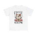 Weißes T-Shirt mit süßem Katzendruck: Eine meditierende Katze auf rosa Kissen balanciert zwei Teetassen, begleitet vom Spruch „Coffee, Tea or Me“. Ein lustiges Geschenk für Katzenfreunde, Teeliebhaber und Barista-Fans mit Humor.