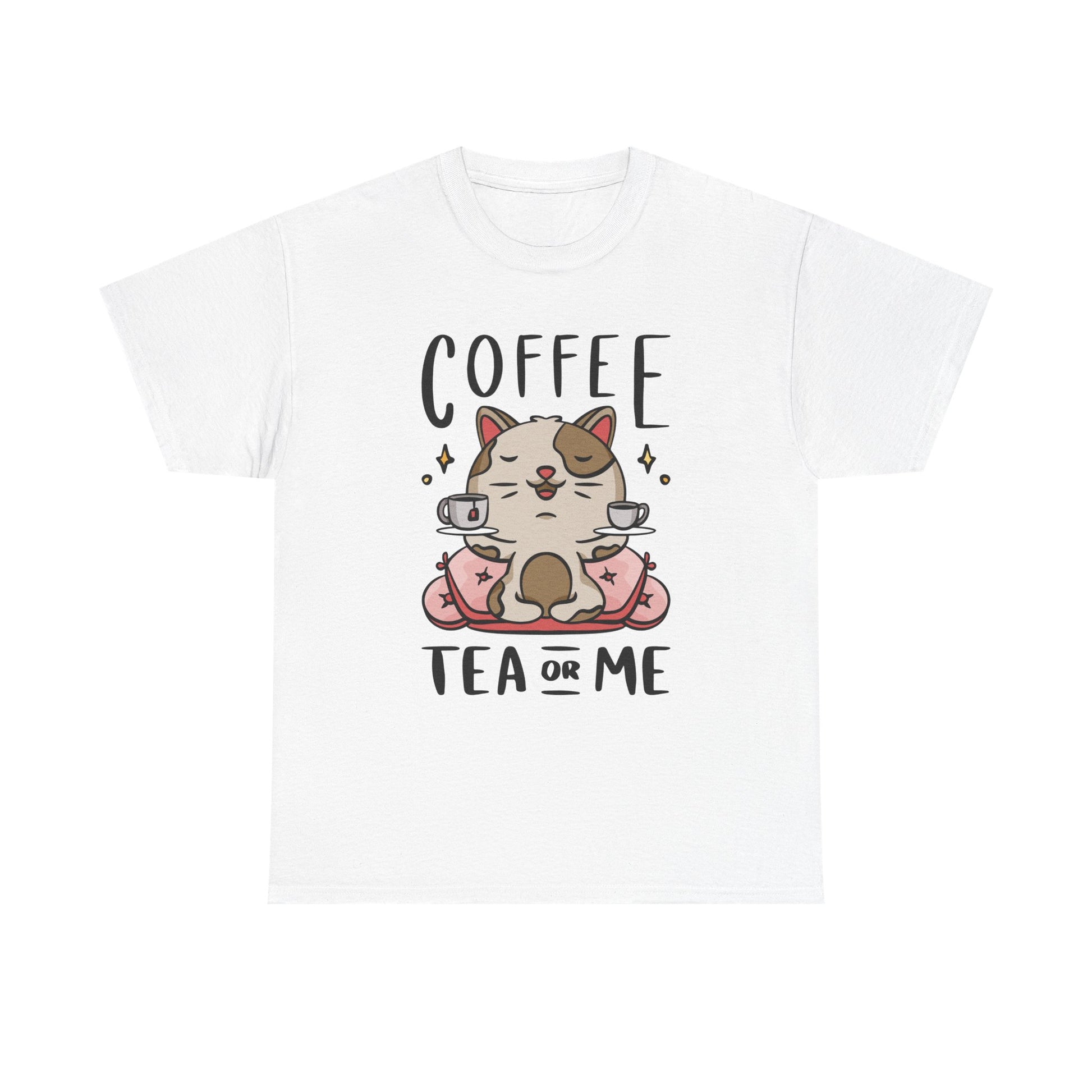Weißes T-Shirt mit süßem Katzendruck: Eine meditierende Katze auf rosa Kissen balanciert zwei Teetassen, begleitet vom Spruch „Coffee, Tea or Me“. Ein lustiges Geschenk für Katzenfreunde, Teeliebhaber und Barista-Fans mit Humor.