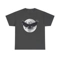 Dunkelgraues T Shirt mit dunklem Raben im Flug vor hellem Vollmond. Anlehnung an den Film The Crow.