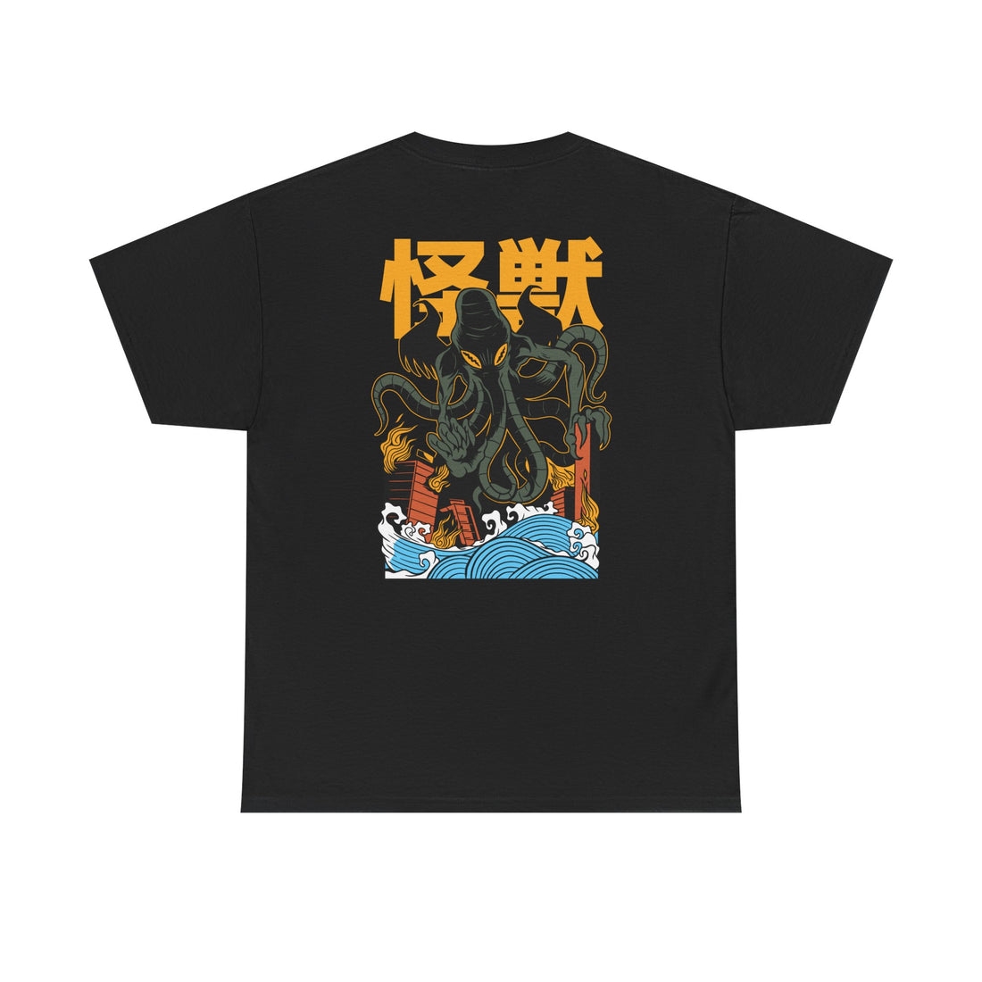 Schwarzes T-Shirt mit Cthulhu-Rückendruck: Tentakelmonster im Kaiju-Stil zerstört Gebäude, gelbe Kanji-Schrift darüber, Wellen im Vordergrund.