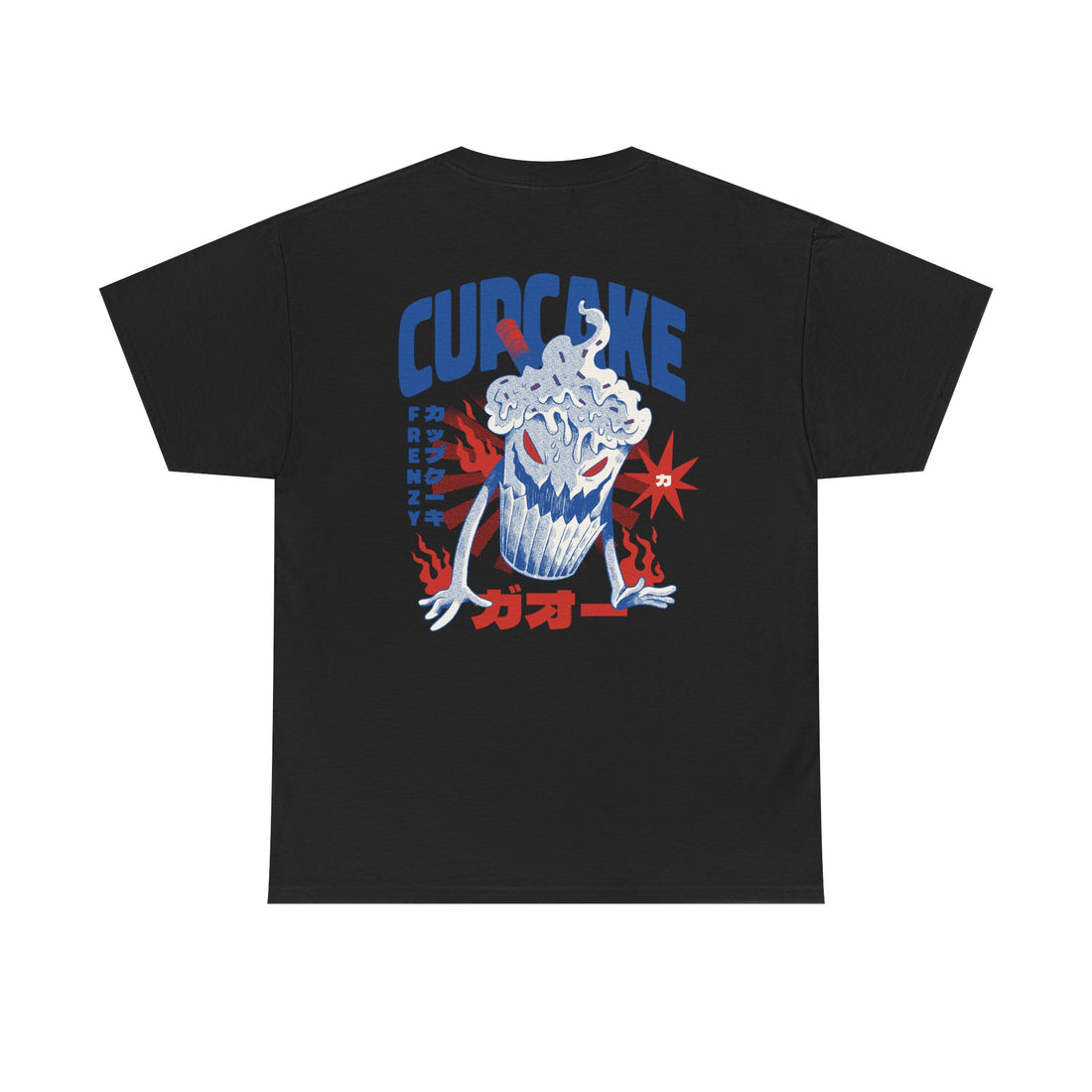 Schwarzes T-Shirt mit Backprint: Ein grimmiger Cupcake als Kaiju-Monster mit Sahne-Frisur und gezacktem Maul. Der Muffin trägt ein Messer im Kopf, hat Tentakelarme und wird von roten Flammen umgeben. Darüber steht „CUPCAKE“ in blauer Typo, daneben japanische Schriftzeichen – eine wilde Parodie auf klassische Monsterfilme.