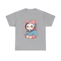Graues T-Shirt mit liebevoll gezeichneter Anime-Katze im Hoodie – Rosa- und Blautöne kombiniert mit pinkem Rasterhintergrund, cooles Shirt für Anime- & Katzenfans.