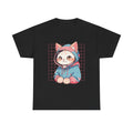 Schwarzes T-Shirt mit süßer Anime-Katze im Hoodie – kawaii Stil mit rosa-blauen Farbakzenten vor pinkem Rasterhintergrund, ideal für Manga- und Katzenfans.